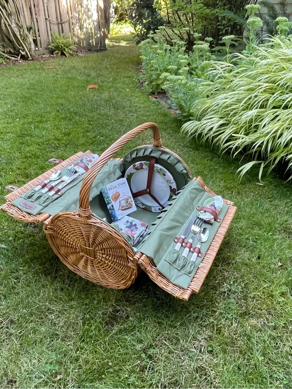 Deluxe Wicker Picnic Basket Romantic picnic set for 2